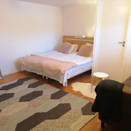 Ett Rums Laegenhet Med Egen Ingang, Parkering Örebro Kültér fotó