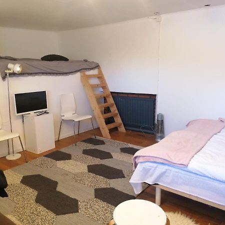 Ett Rums Laegenhet Med Egen Ingang, Parkering Örebro Kültér fotó