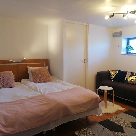 Ett Rums Laegenhet Med Egen Ingang, Parkering Örebro Kültér fotó