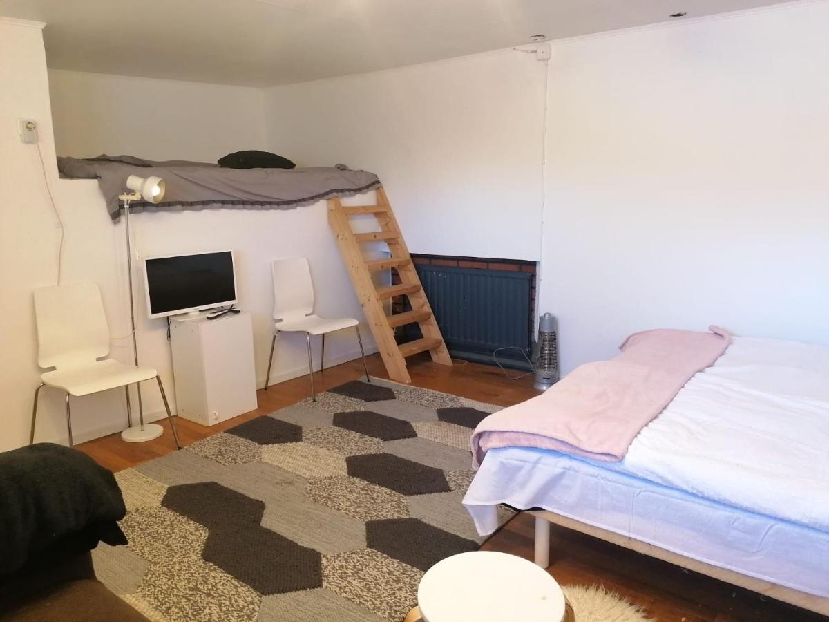 Ett Rums Laegenhet Med Egen Ingang, Parkering Örebro Kültér fotó
