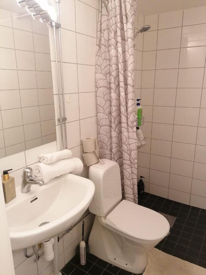 Ett Rums Laegenhet Med Egen Ingang, Parkering Örebro Kültér fotó